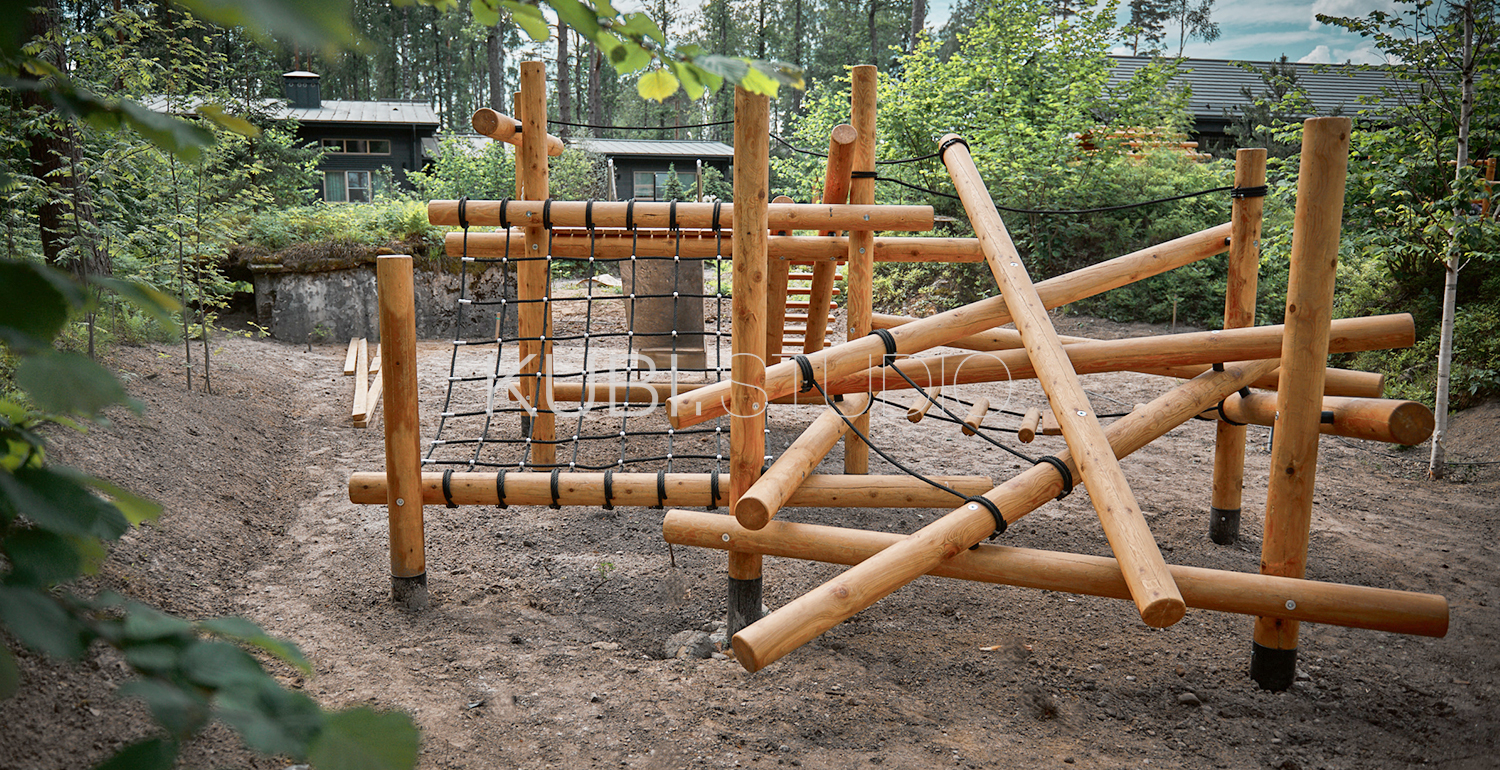 Изготовленный детский комплекс из бревен